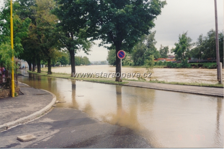 kolofikogvo (5).jpg - 9.7.1997 řeka se vrací do svého koryta po povodni, která se prohnala Opavou. Foceno z ulice Na Potůčku.